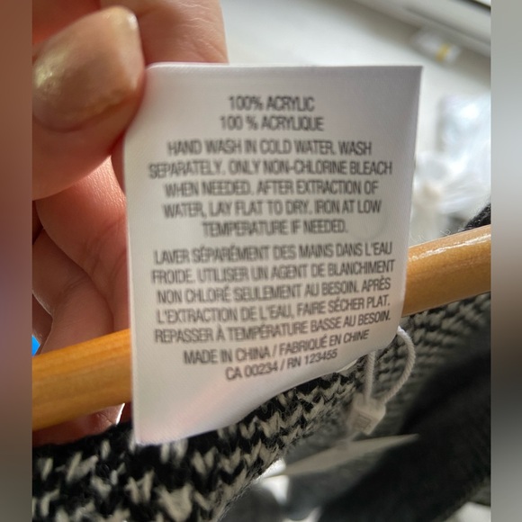 Knit poncho with pockets NWT - Picture 6 of 7